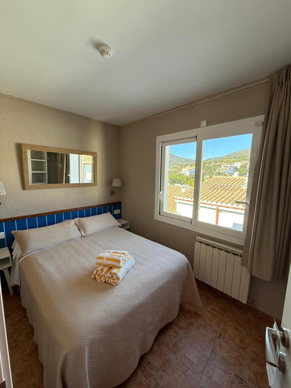 โอสตัล ลา ฟอนดา Bed & Breakfast กาดาเกส ภายนอก รูปภาพ