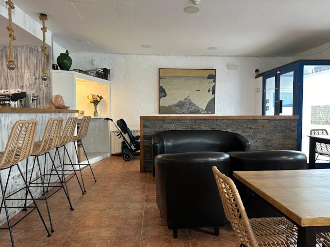 โอสตัล ลา ฟอนดา Bed & Breakfast กาดาเกส ภายนอก รูปภาพ