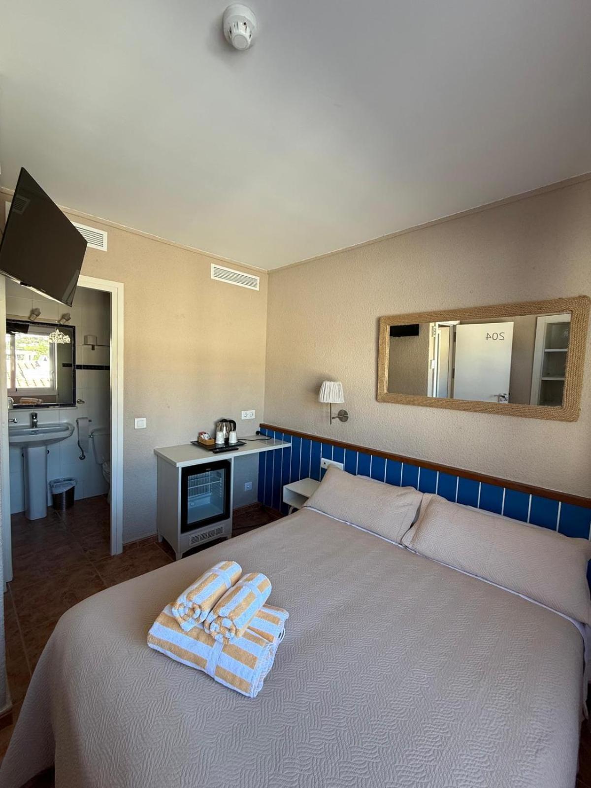 โอสตัล ลา ฟอนดา Bed & Breakfast กาดาเกส ภายนอก รูปภาพ