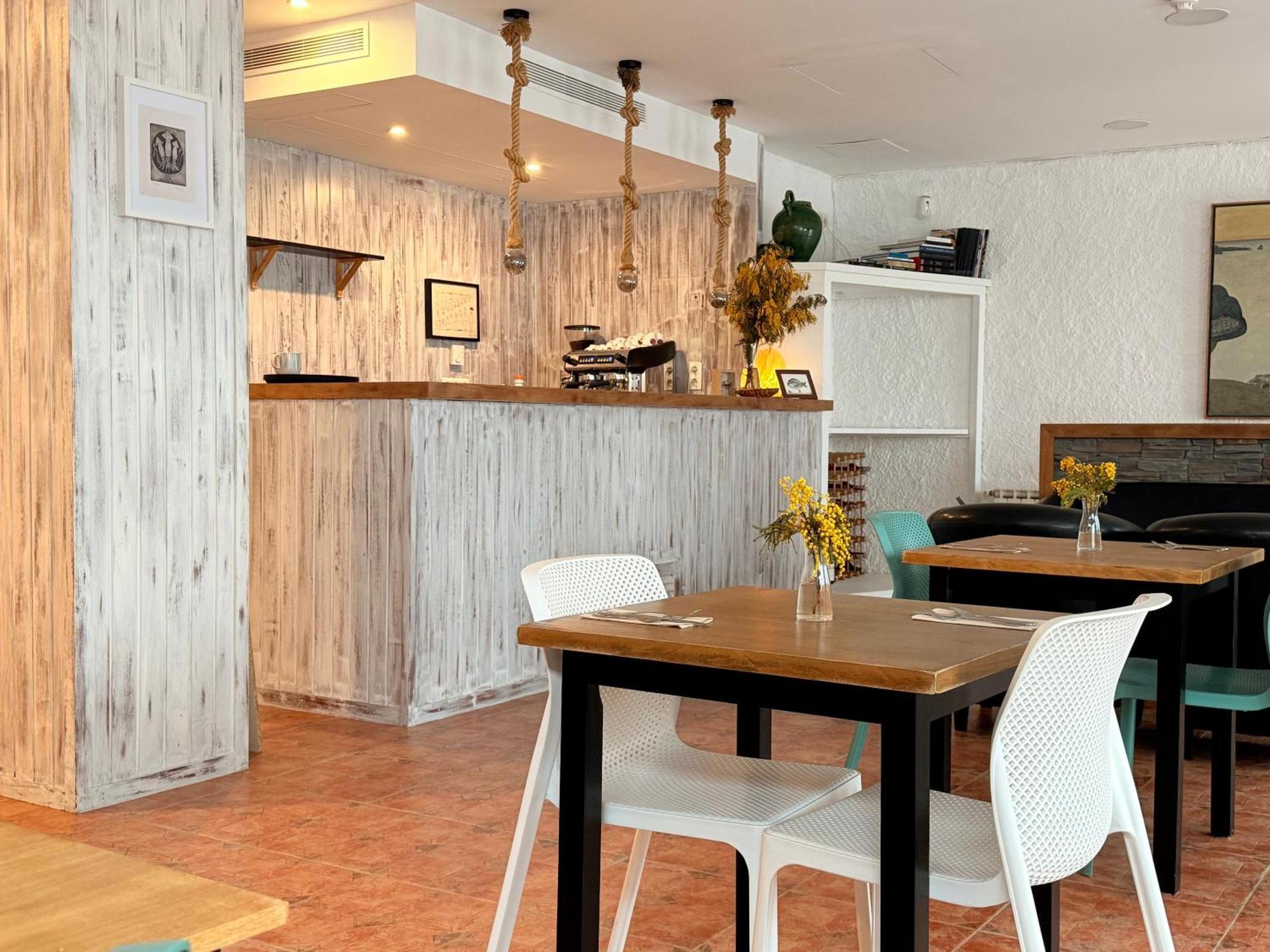 โอสตัล ลา ฟอนดา Bed & Breakfast กาดาเกส ภายนอก รูปภาพ
