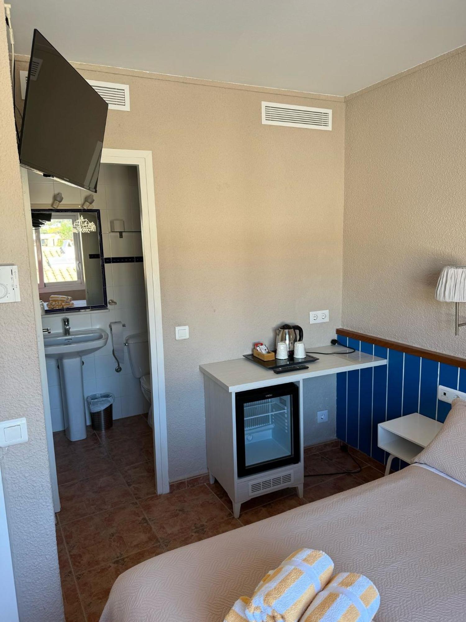 โอสตัล ลา ฟอนดา Bed & Breakfast กาดาเกส ภายนอก รูปภาพ
