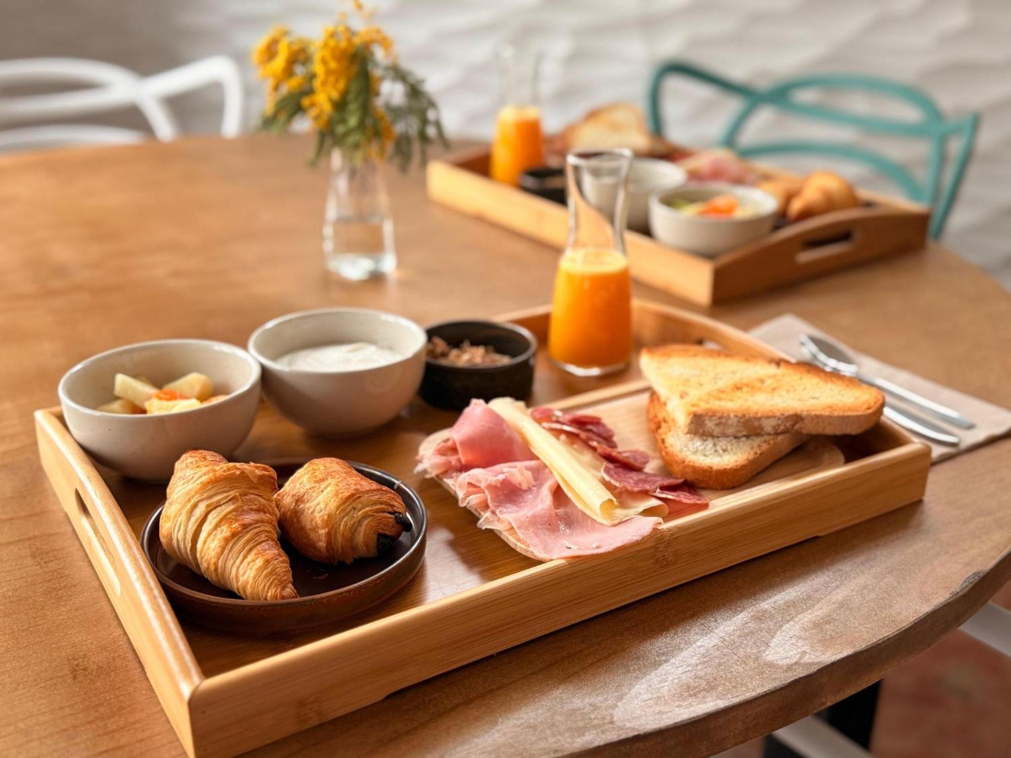 โอสตัล ลา ฟอนดา Bed & Breakfast กาดาเกส ภายนอก รูปภาพ
