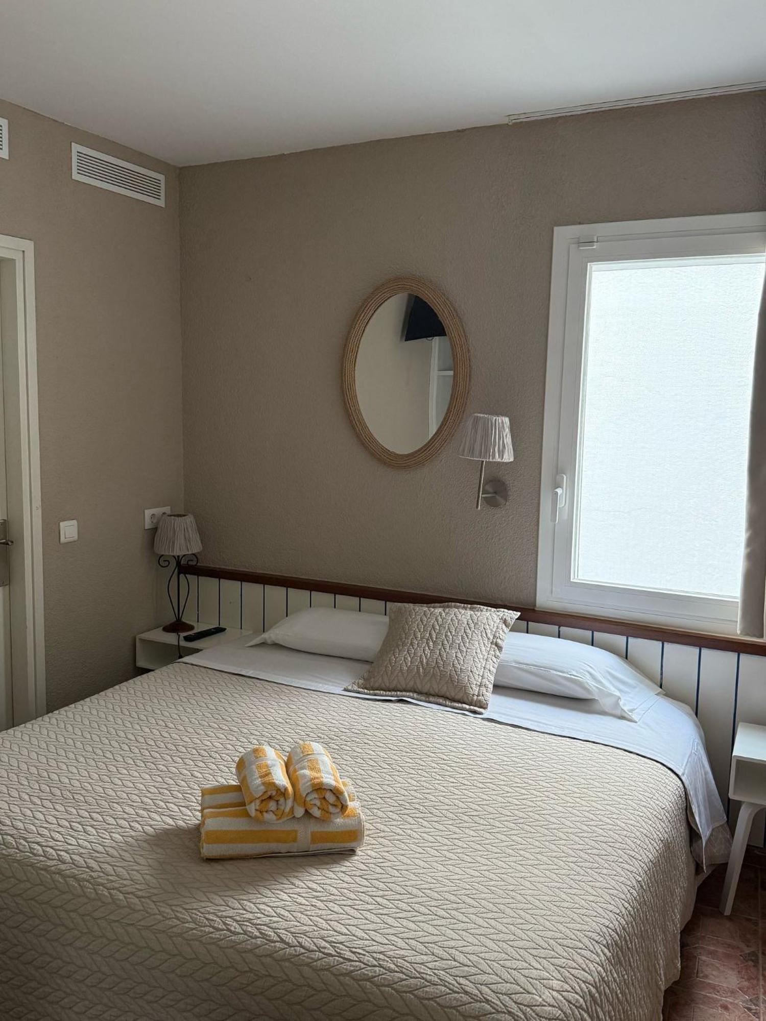 โอสตัล ลา ฟอนดา Bed & Breakfast กาดาเกส ภายนอก รูปภาพ