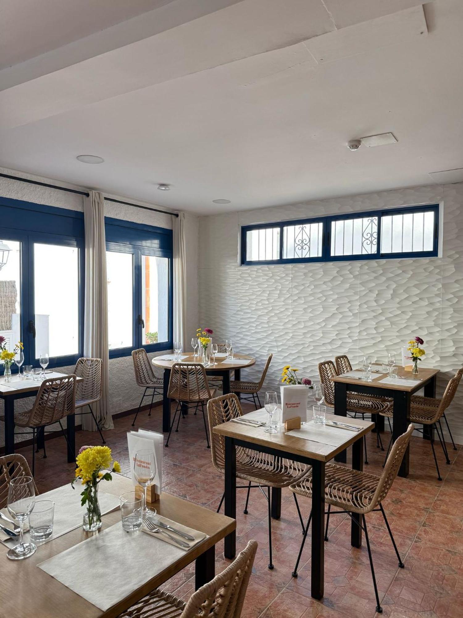 โอสตัล ลา ฟอนดา Bed & Breakfast กาดาเกส ภายนอก รูปภาพ