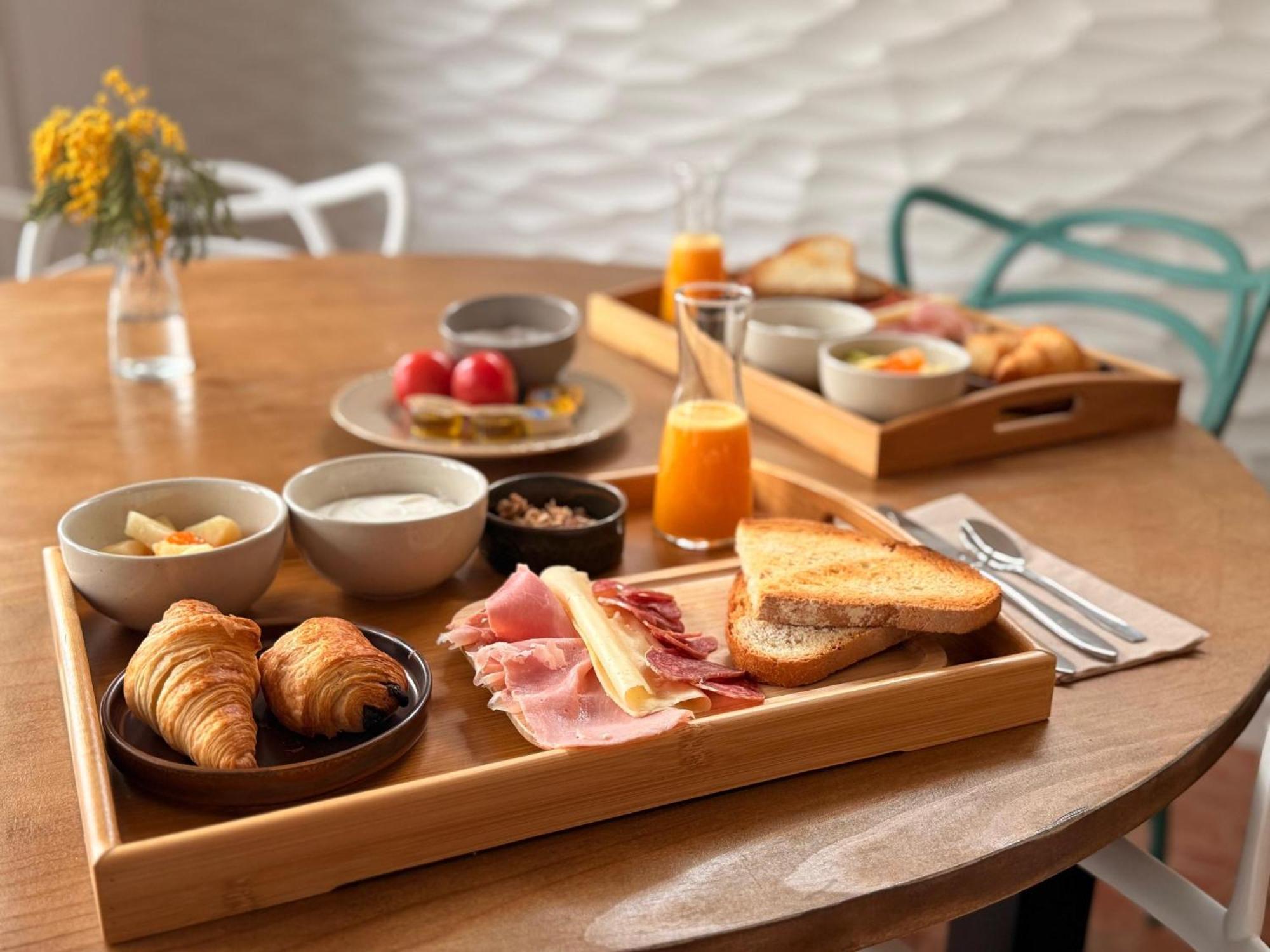 โอสตัล ลา ฟอนดา Bed & Breakfast กาดาเกส ภายนอก รูปภาพ